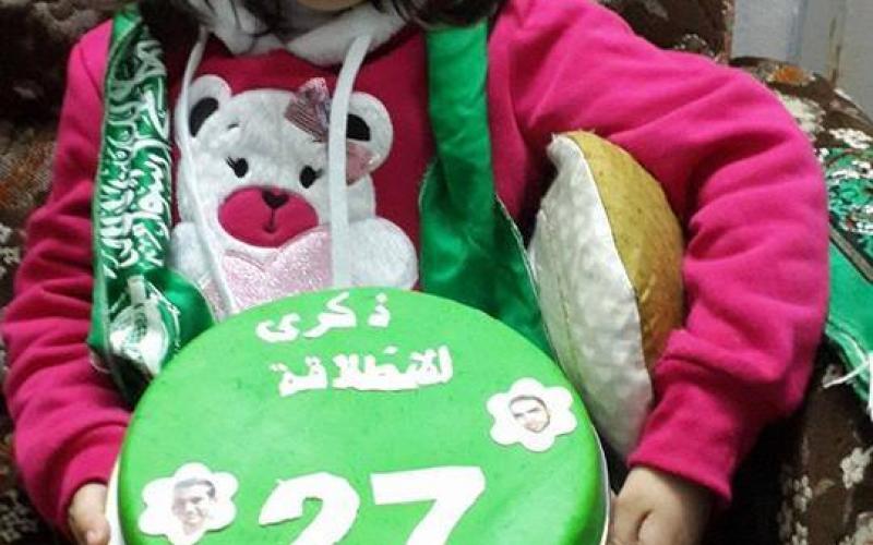 صور: حلويات بالخليل احتفالًا بانطلاقة حماس