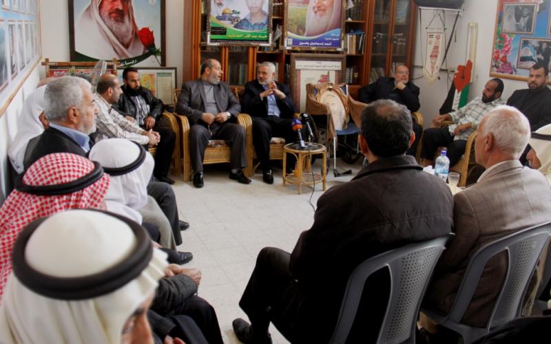 صور: هنية يزور بيت الشيخ المؤسس "ياسين"