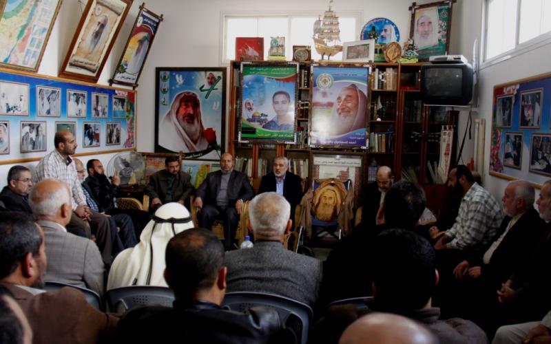 صور: هنية يزور بيت الشيخ المؤسس "ياسين"