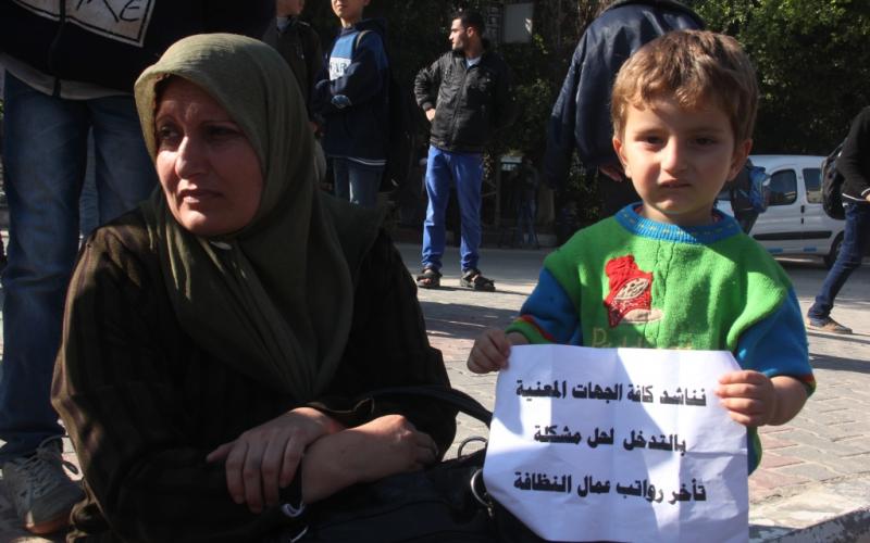 صور: وقفة لعمال النظافة أمام مجلس الوزراء بغزة