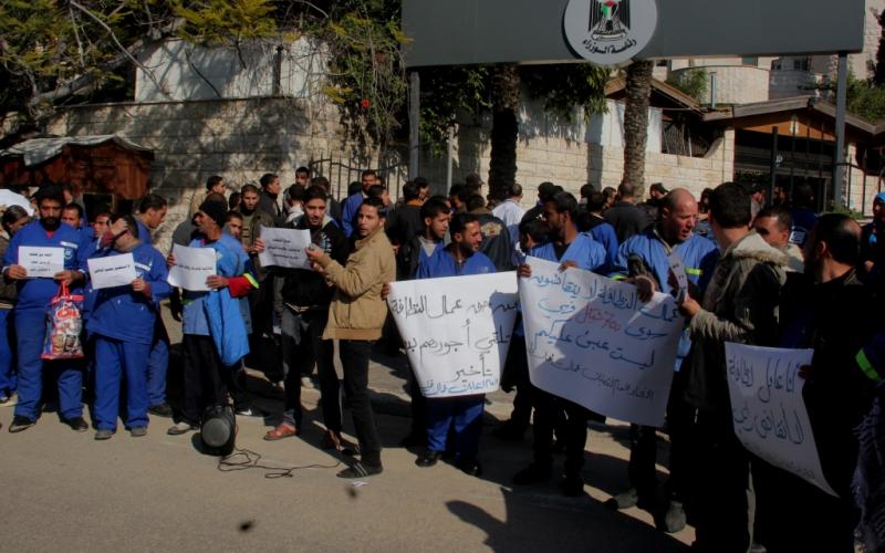 صور: وقفة لعمال النظافة أمام مجلس الوزراء بغزة