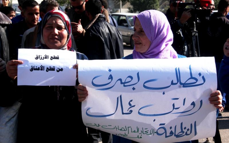 صور: وقفة لعمال النظافة أمام مجلس الوزراء بغزة