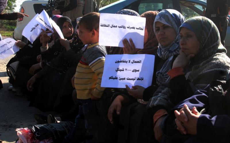 صور: وقفة لعمال النظافة أمام مجلس الوزراء بغزة