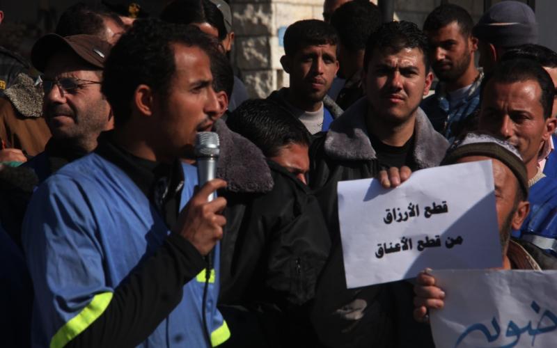 صور: وقفة لعمال النظافة أمام مجلس الوزراء بغزة