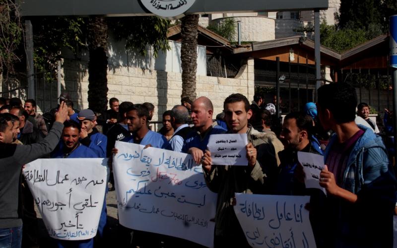صور: وقفة لعمال النظافة أمام مجلس الوزراء بغزة