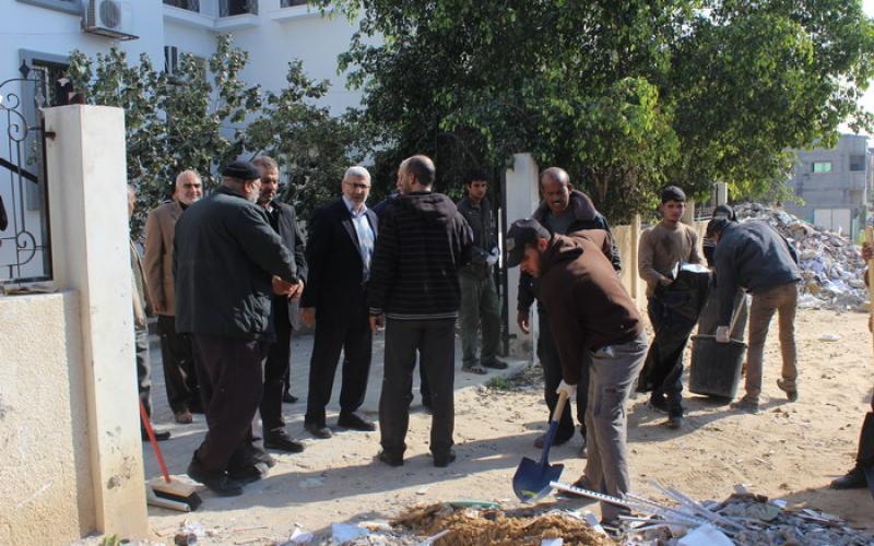 بلدية رفح تنظم حملة لتنظيف مستشفى النجار