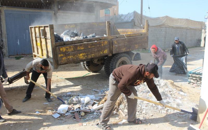 بلدية رفح تنظم حملة لتنظيف مستشفى النجار