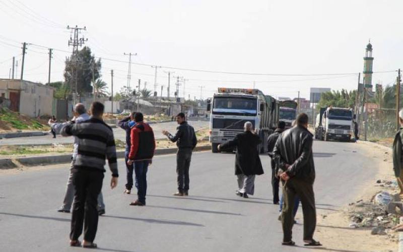 صور: تجار مواد البناء يحتجون على سوء التوزيع