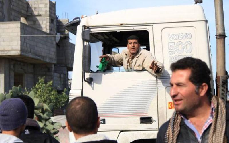 صور: تجار مواد البناء يحتجون على سوء التوزيع