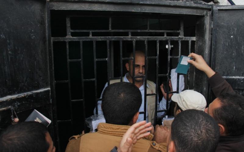 صور: معاناة المسافرين على "معبر رفح"