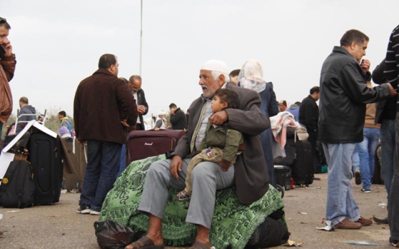 صور: معاناة المسافرين على "معبر رفح"