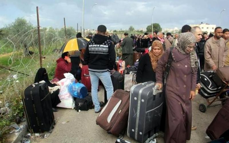 صور: معاناة المسافرين عبر معبر رفح