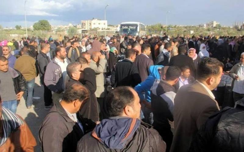 صور: معاناة المسافرين عبر معبر رفح