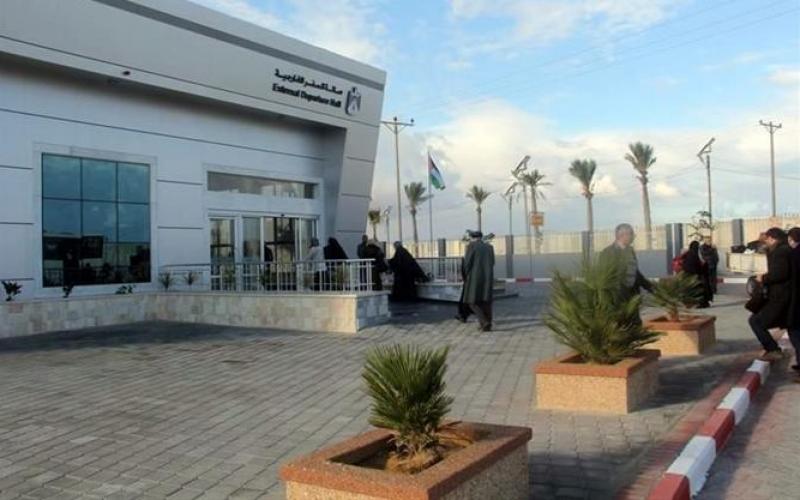 صور: معاناة المسافرين عبر معبر رفح