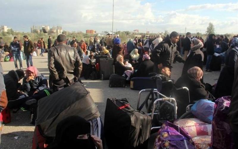 صور: معاناة المسافرين عبر معبر رفح
