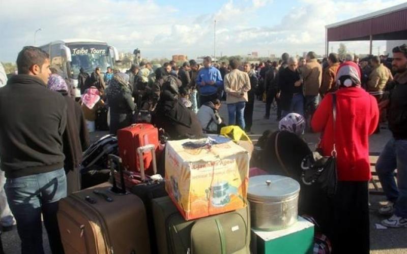 صور: معاناة المسافرين عبر معبر رفح