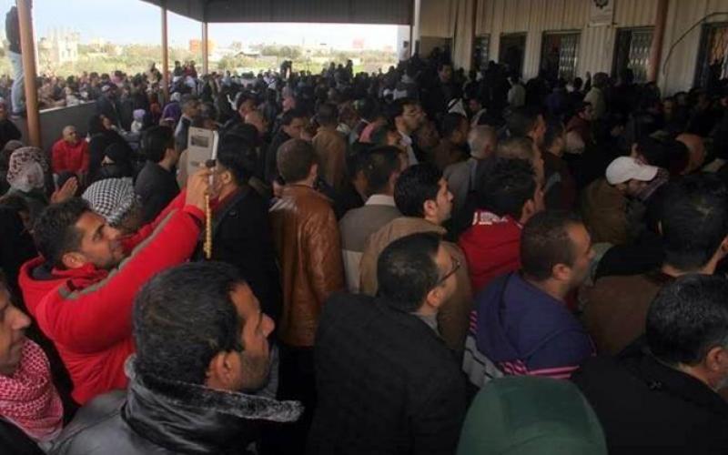 صور: معاناة المسافرين عبر معبر رفح