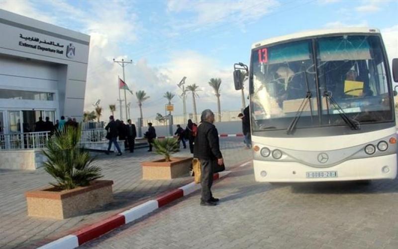 صور: معاناة المسافرين عبر معبر رفح