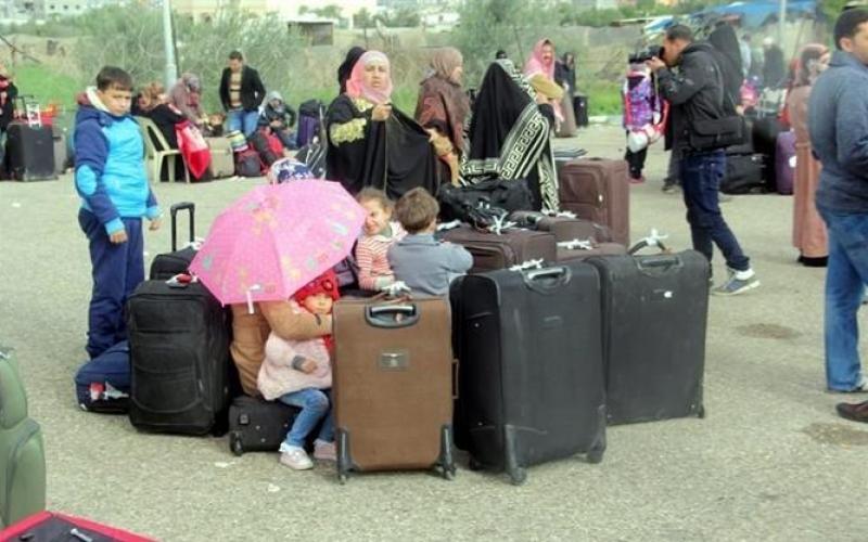 صور: معاناة المسافرين عبر معبر رفح