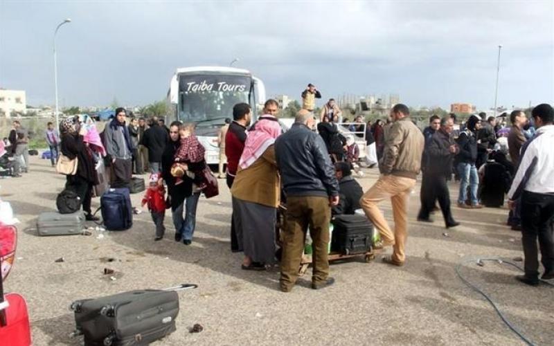 صور: معاناة المسافرين عبر معبر رفح