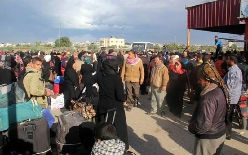 صور: معاناة المسافرين عبر معبر رفح