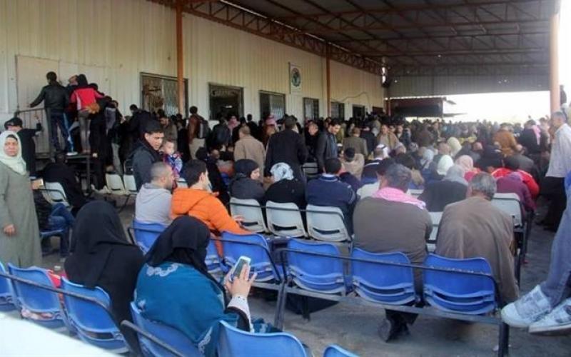 صور: معاناة المسافرين عبر معبر رفح