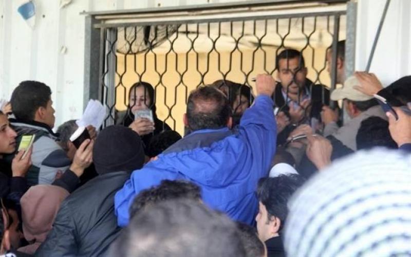صور: معاناة المسافرين عبر معبر رفح
