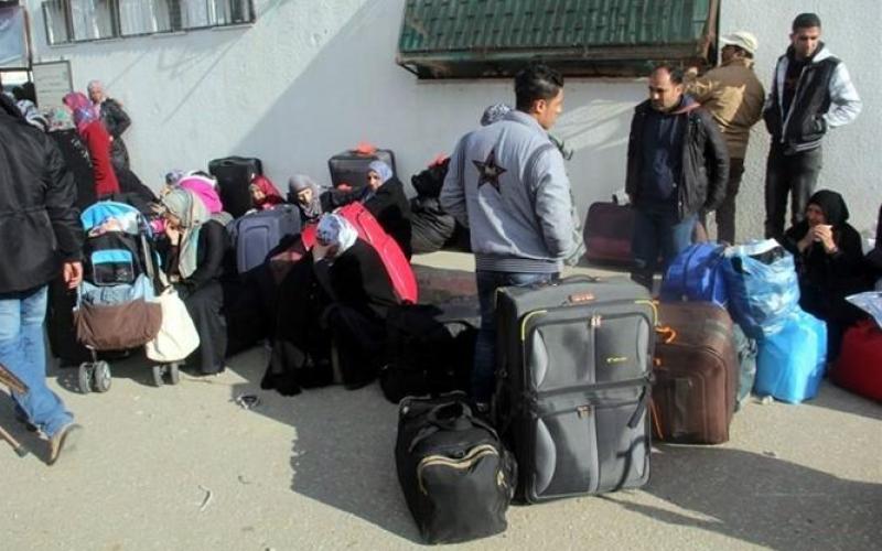 صور: معاناة المسافرين عبر معبر رفح