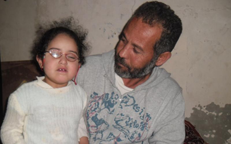 طفلة فلسطينية تناشد القلوب الرحيمة مساعدتها