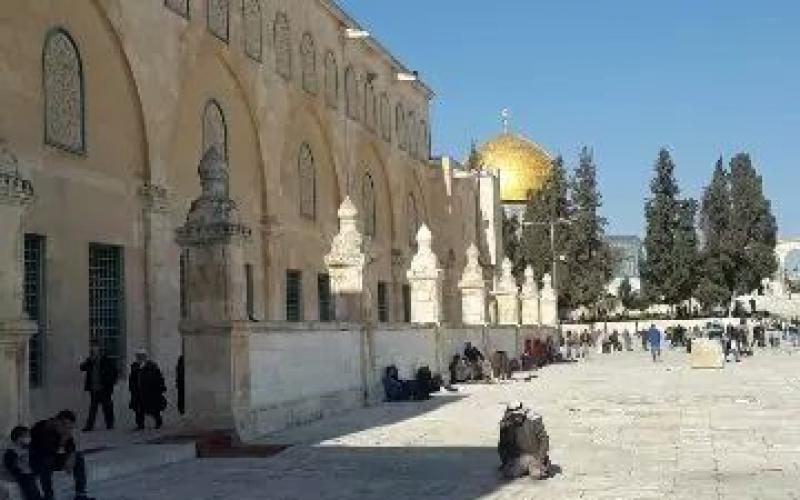 صور: 55 ألفاً يصلون الجمعة بالأقصی
