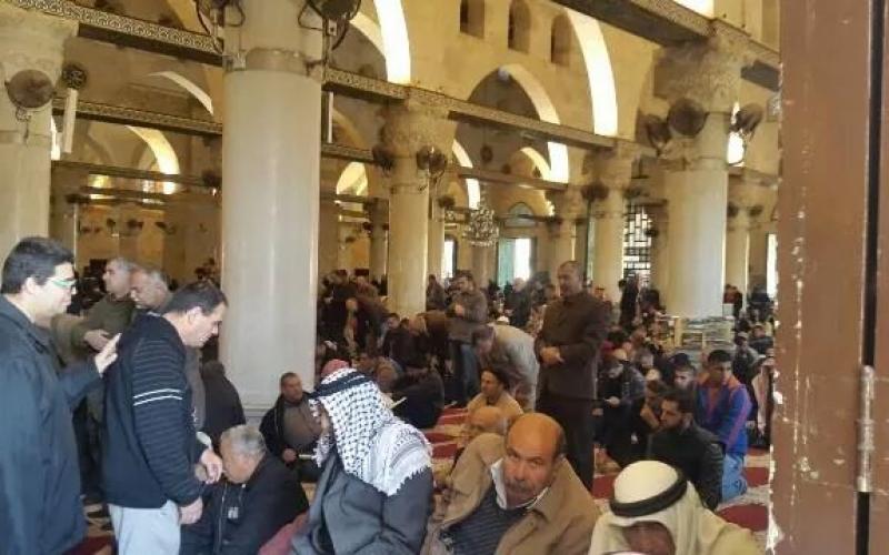 صور: 55 ألفاً يصلون الجمعة بالأقصی