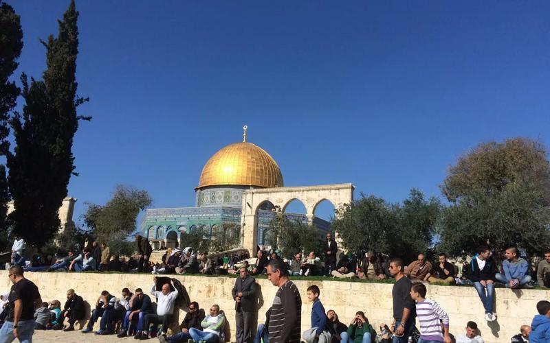 صور: 55 ألفاً يصلون الجمعة بالأقصی