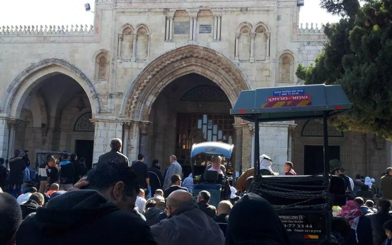 صور: 55 ألفاً يصلون الجمعة بالأقصی