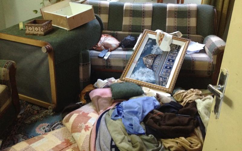 بالصور: اعتقلوا ابنه الثاني وسرقوا 70 ألف شيقل