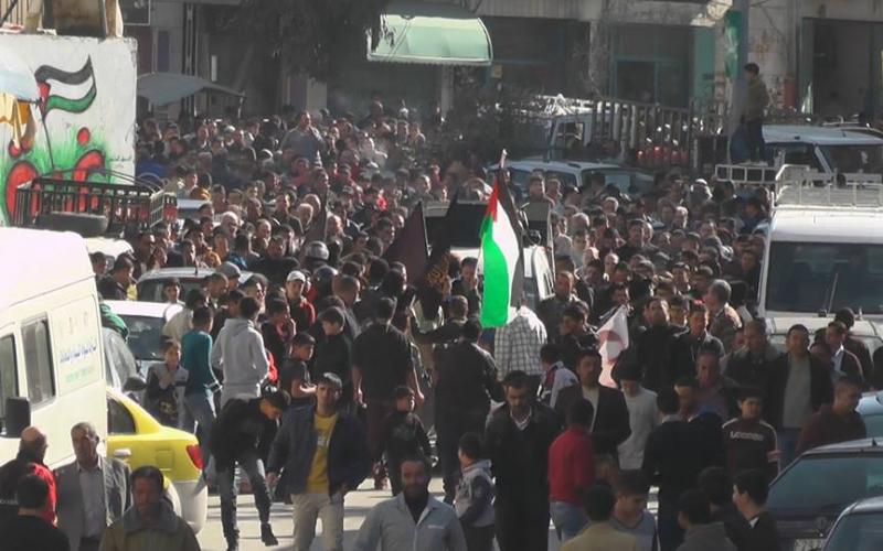 صور: مسيرة بالخليل تضامنًا مع الأسير المريض "عوض"