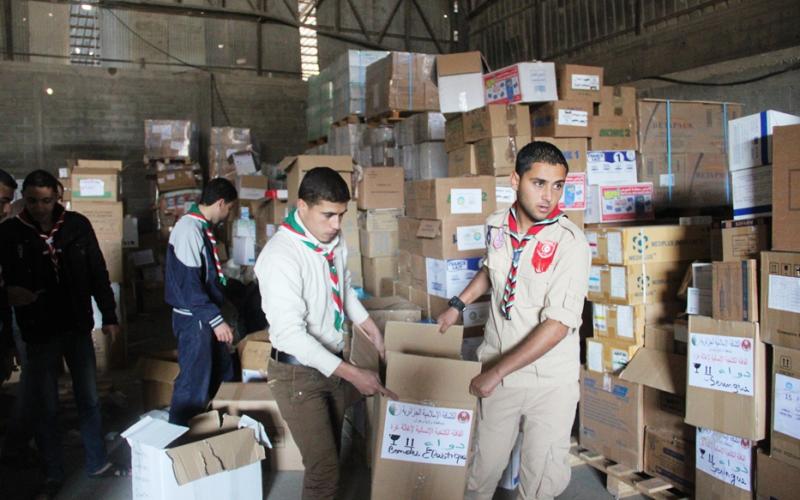 بالصور: الكشافة تشارك بفرز قافلة الجزائر الطبية