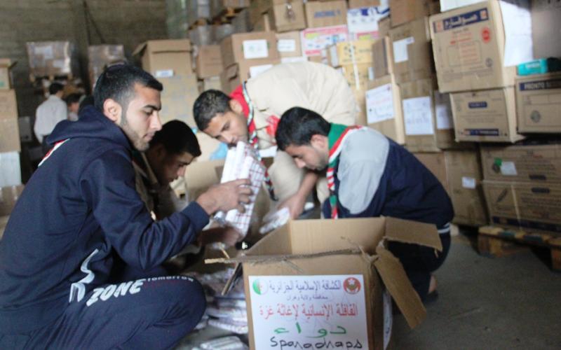 بالصور: الكشافة تشارك بفرز قافلة الجزائر الطبية