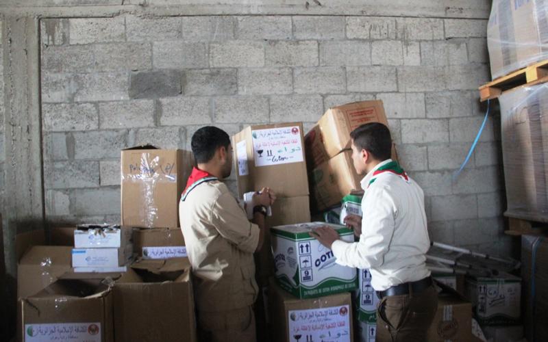 بالصور: الكشافة تشارك بفرز قافلة الجزائر الطبية