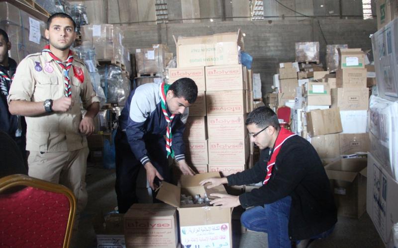 بالصور: الكشافة تشارك بفرز قافلة الجزائر الطبية