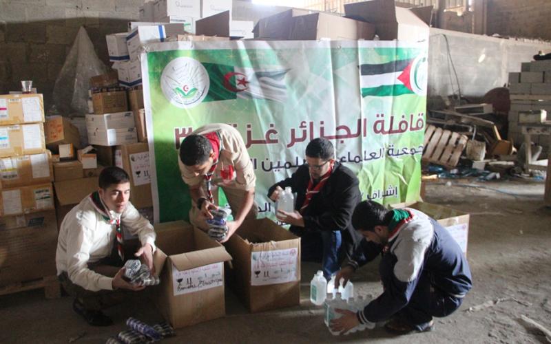 بالصور: الكشافة تشارك بفرز قافلة الجزائر الطبية