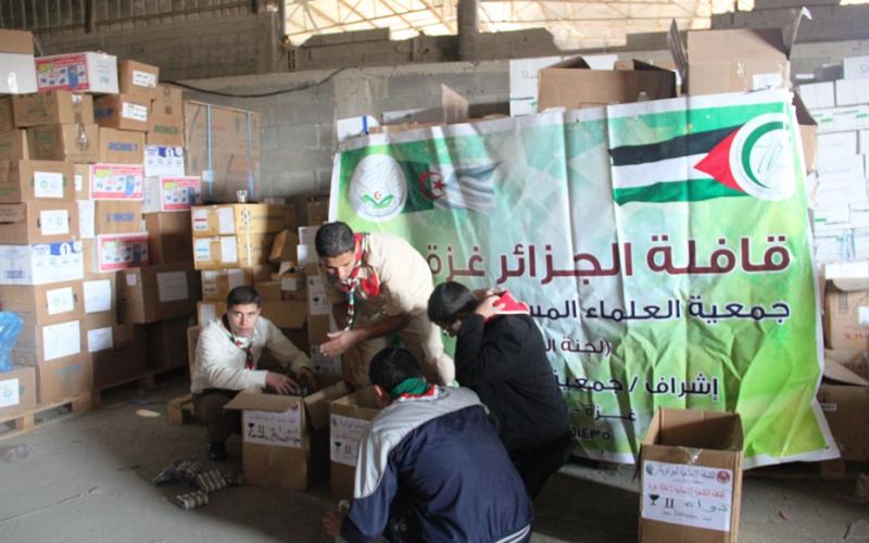 بالصور: الكشافة تشارك بفرز قافلة الجزائر الطبية