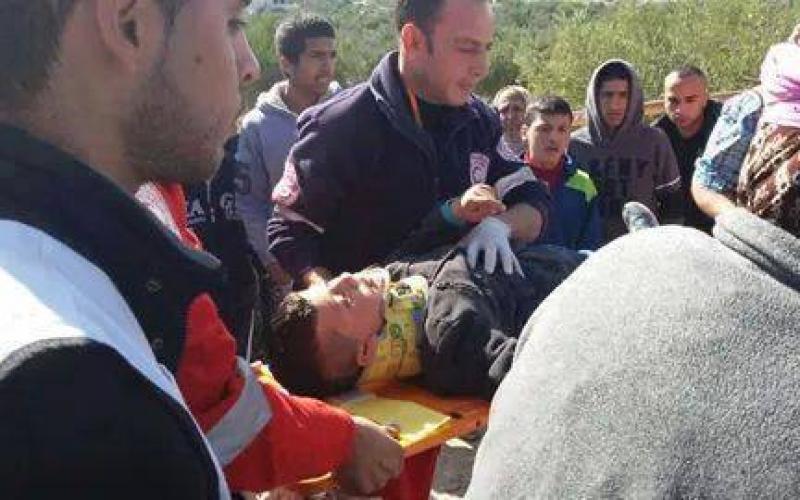 صور: مستوطن يدهس طفلاً بالخليل