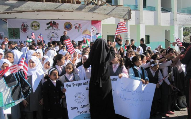صور: أهالي غزة يتضامنون مع ماليزيا