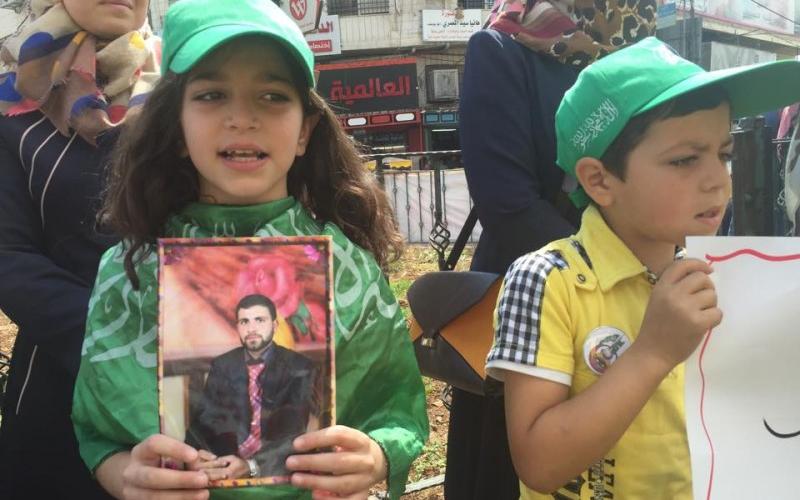 بالصور: عائلة مختطف سياسي تعتصم بالخليل