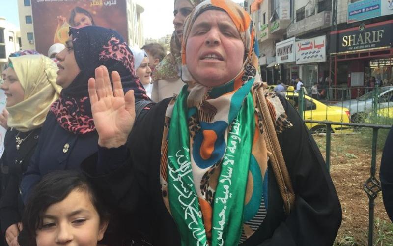 بالصور: عائلة مختطف سياسي تعتصم بالخليل