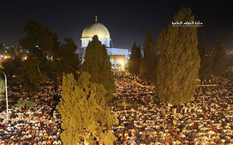 بالصور: الآلاف يحيّون ليلة القدر بالأقصى