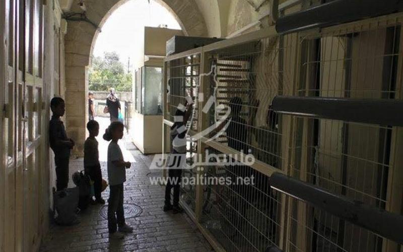 بالصور: جندي يعتدي على طفل ويصادر دراجته في الخليل