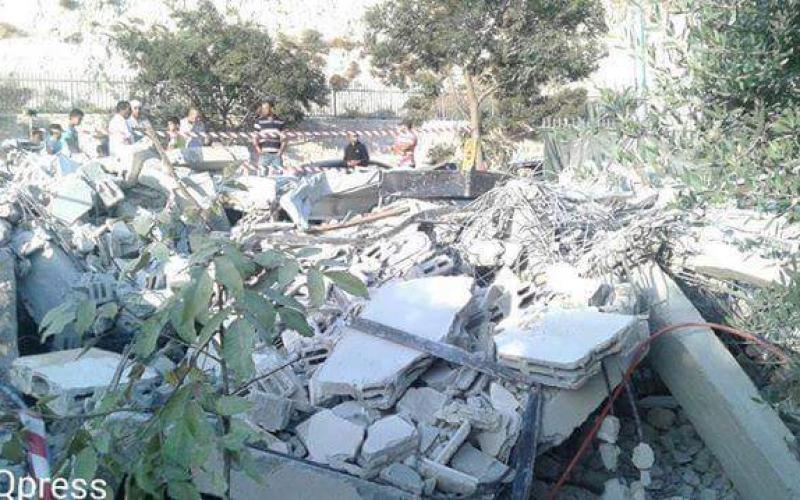 بالصور: الاحتلال يهدم محلات وغرف سكنية بسلوان