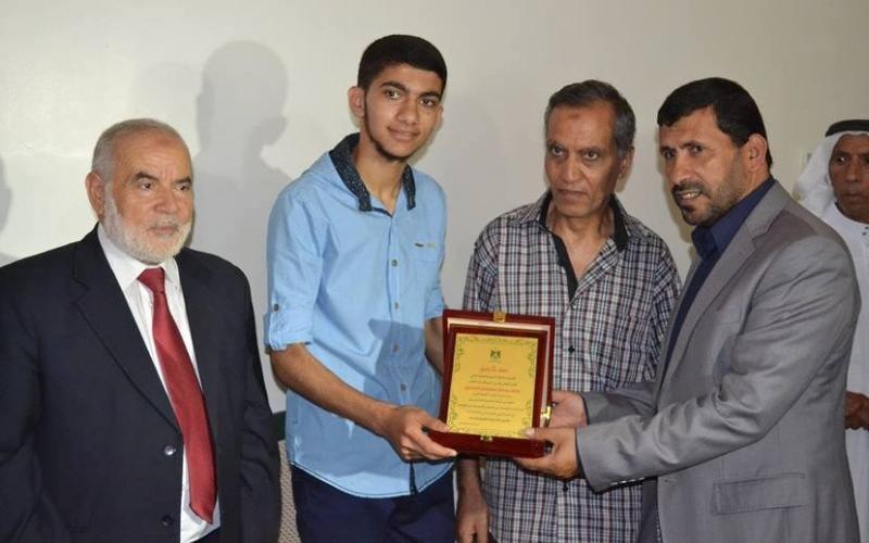 بالصور: بحر يهنئ المتفوقين بالثانوية العامة