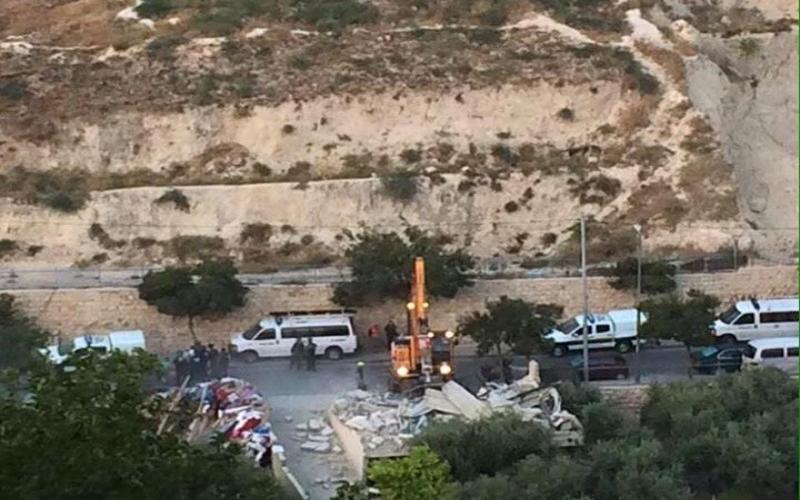 بالصور: الاحتلال يهدم محلات وغرف سكنية بسلوان